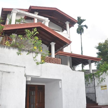 Golden Shower Inn Kandy Bagian luar foto