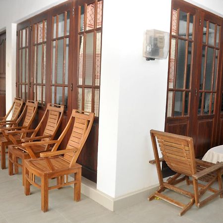 Golden Shower Inn Kandy Bagian luar foto