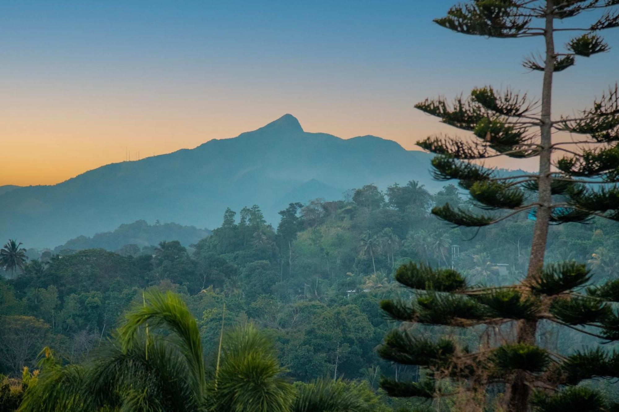 Golden Shower Inn Kandy Bagian luar foto