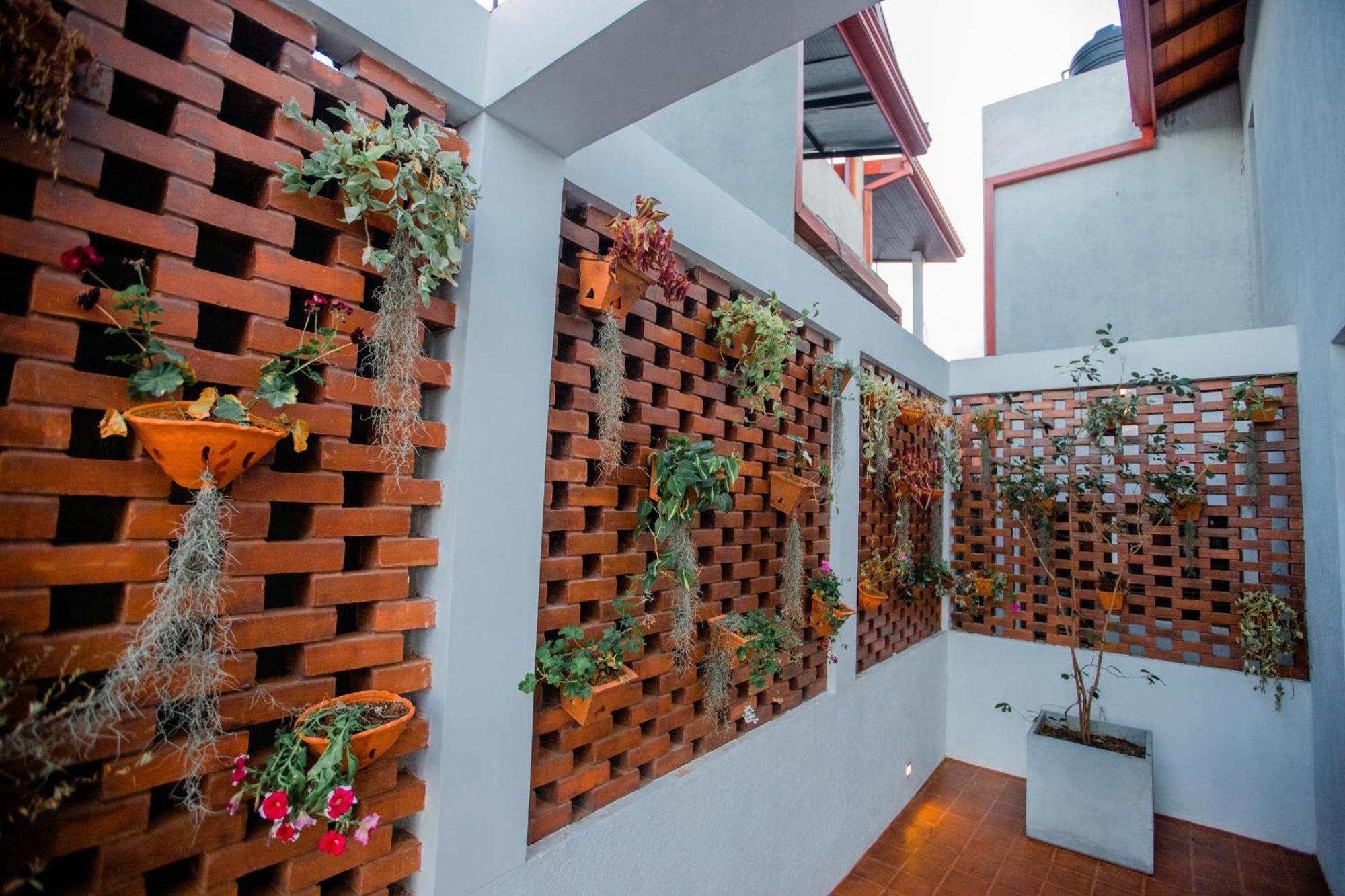 Golden Shower Inn Kandy Bagian luar foto