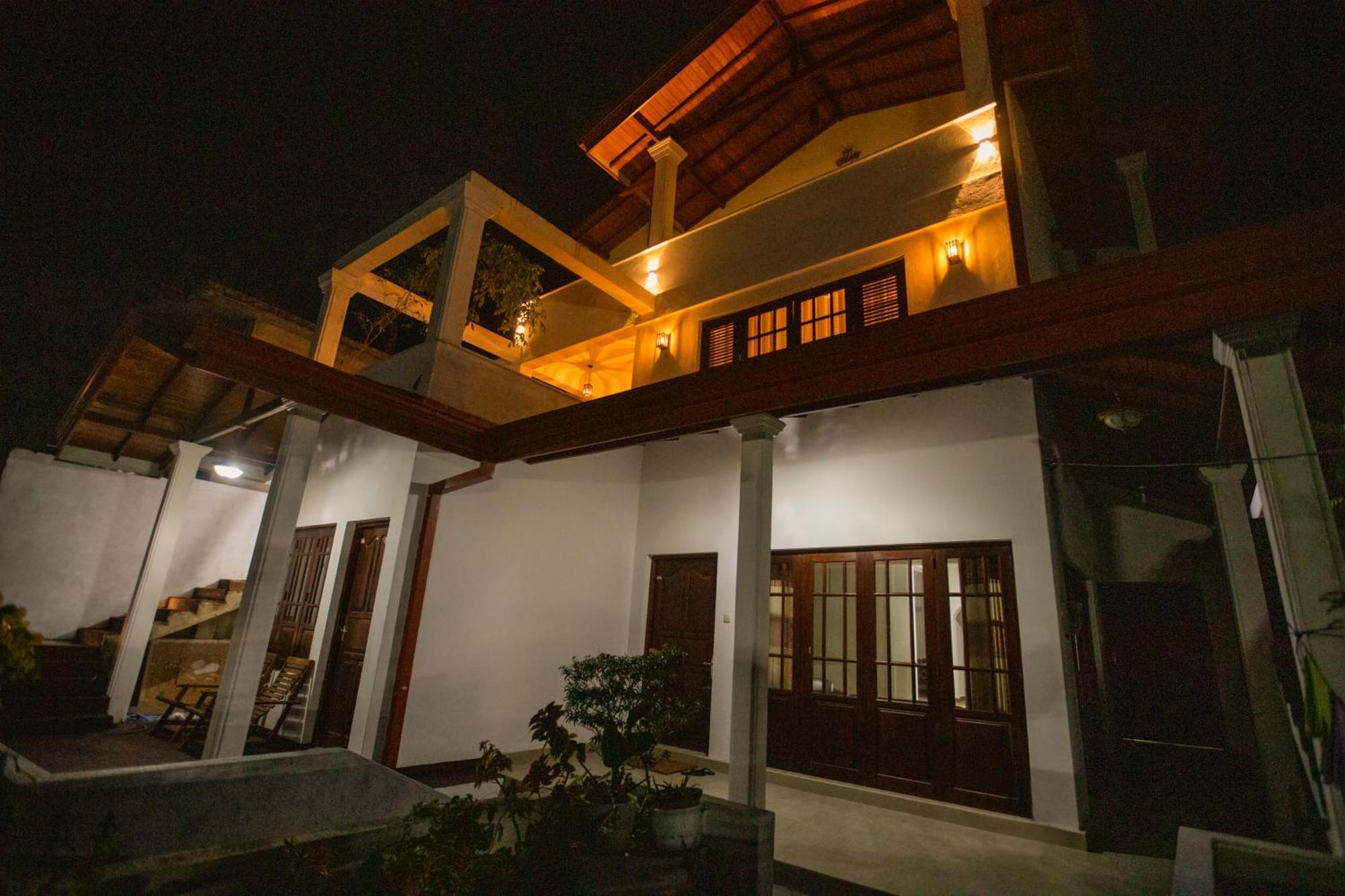 Golden Shower Inn Kandy Bagian luar foto