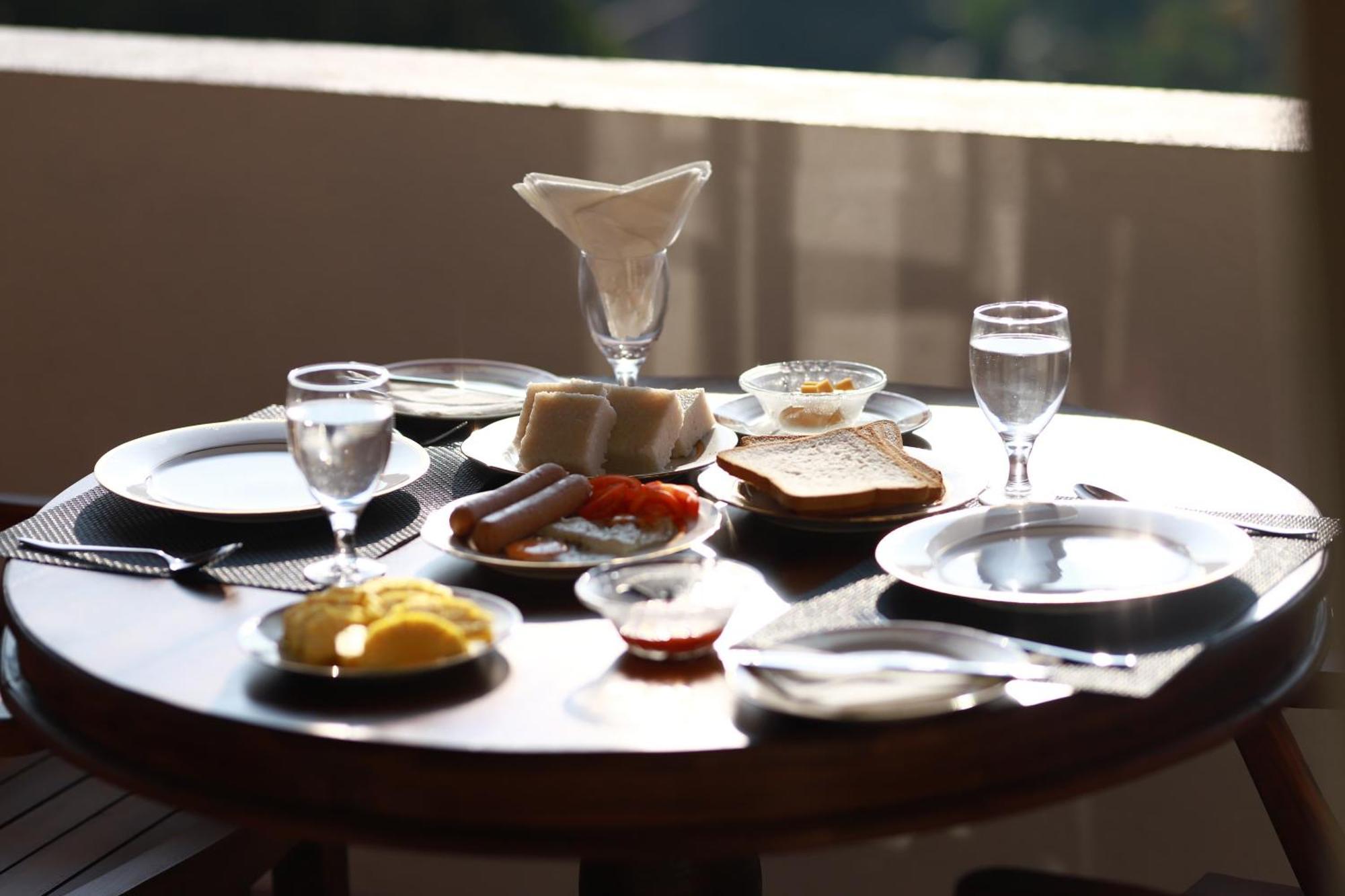 Golden Shower Inn Kandy Bagian luar foto