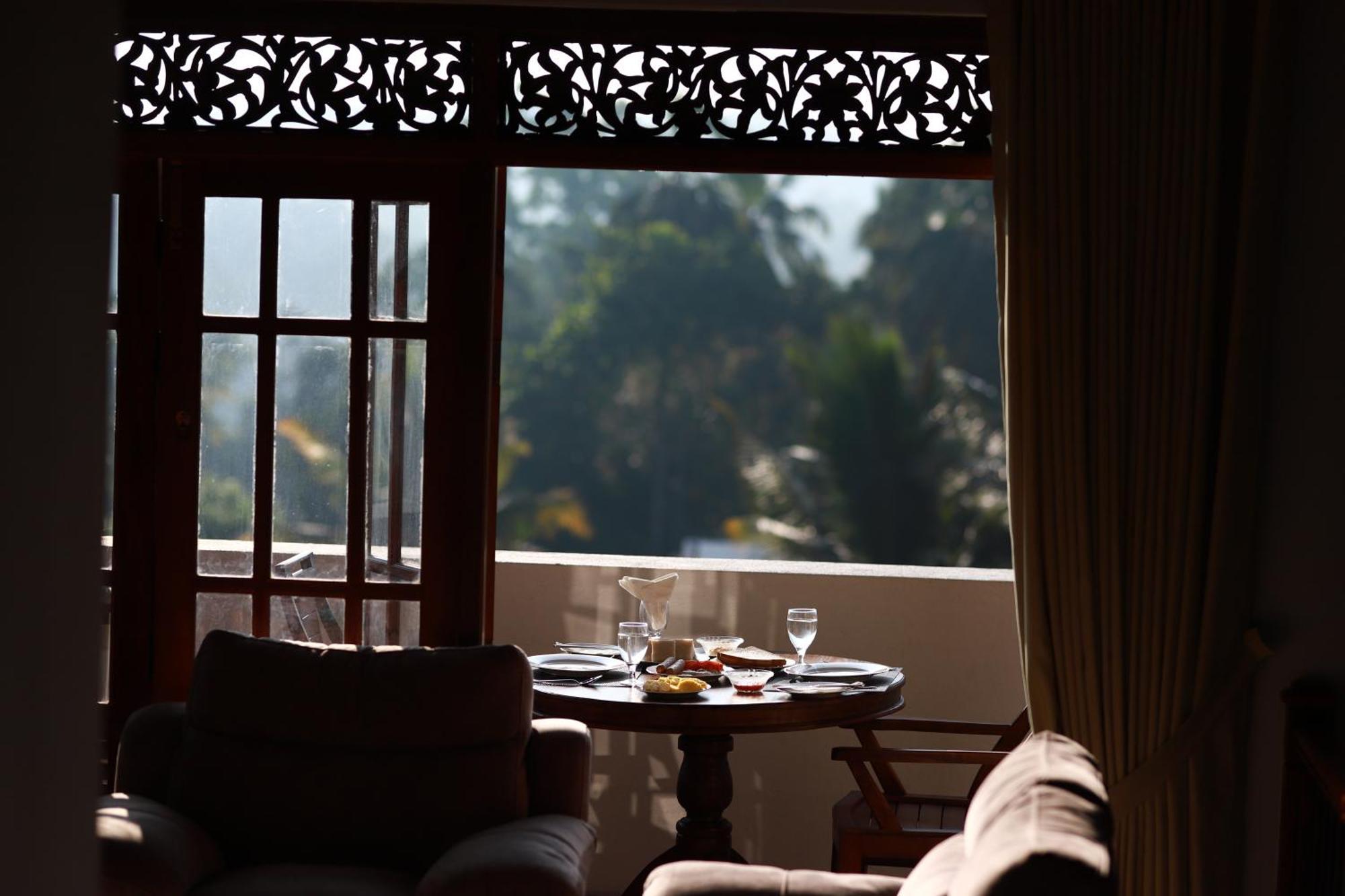 Golden Shower Inn Kandy Bagian luar foto