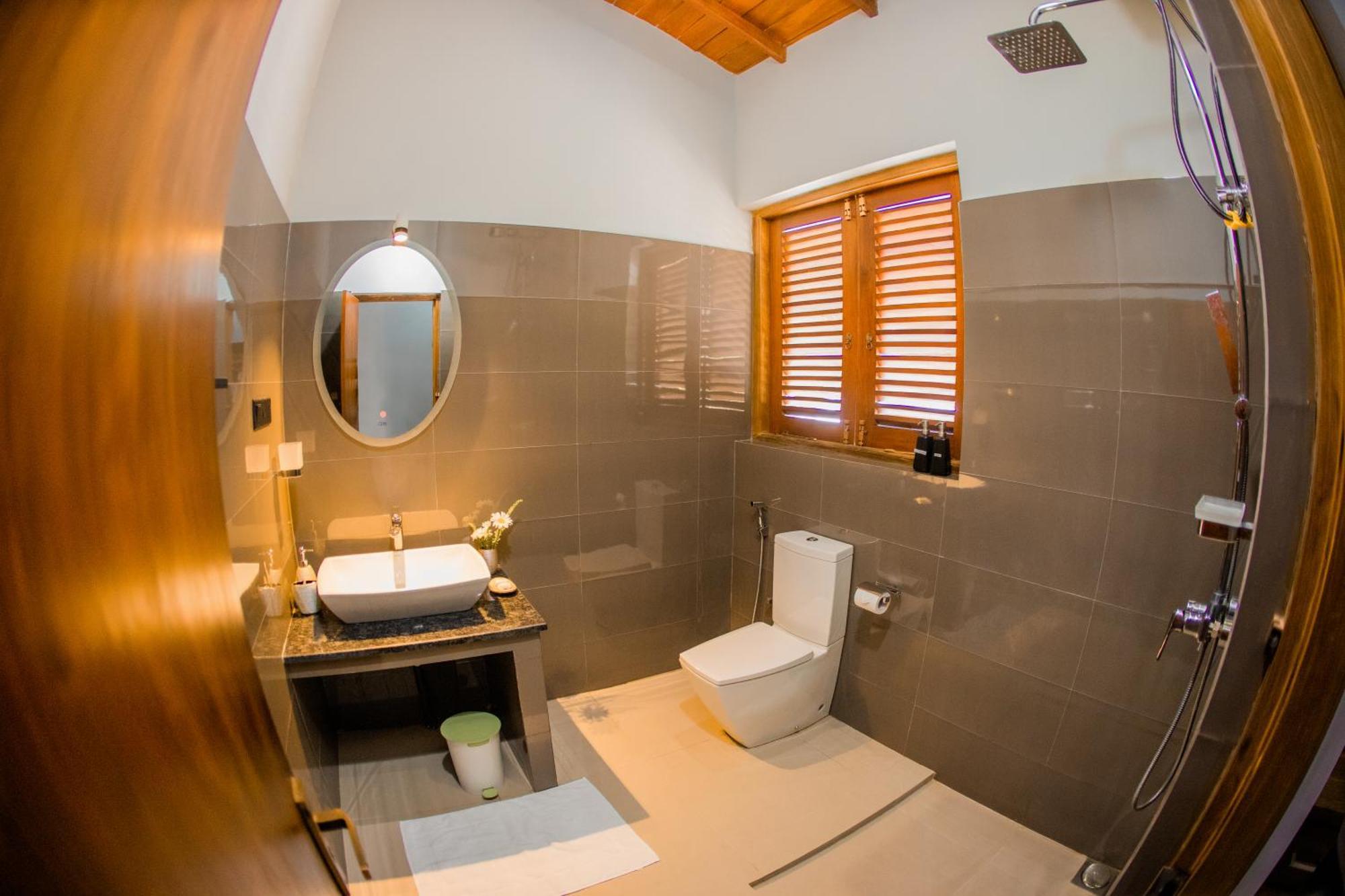 Golden Shower Inn Kandy Bagian luar foto