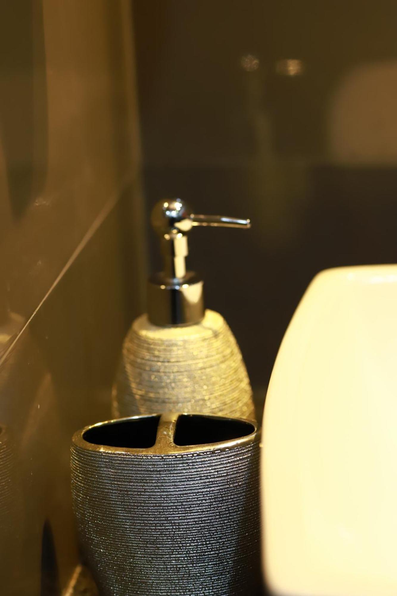 Golden Shower Inn Kandy Bagian luar foto