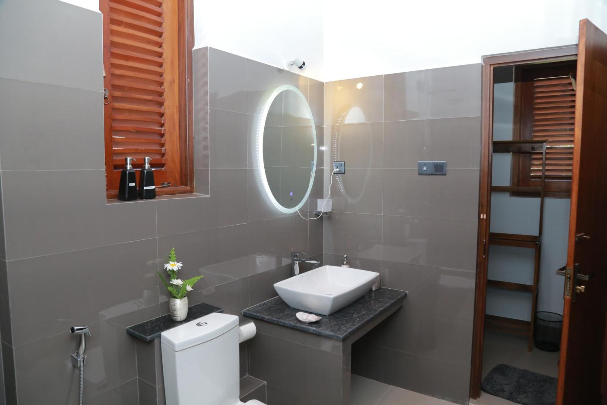 Golden Shower Inn Kandy Bagian luar foto