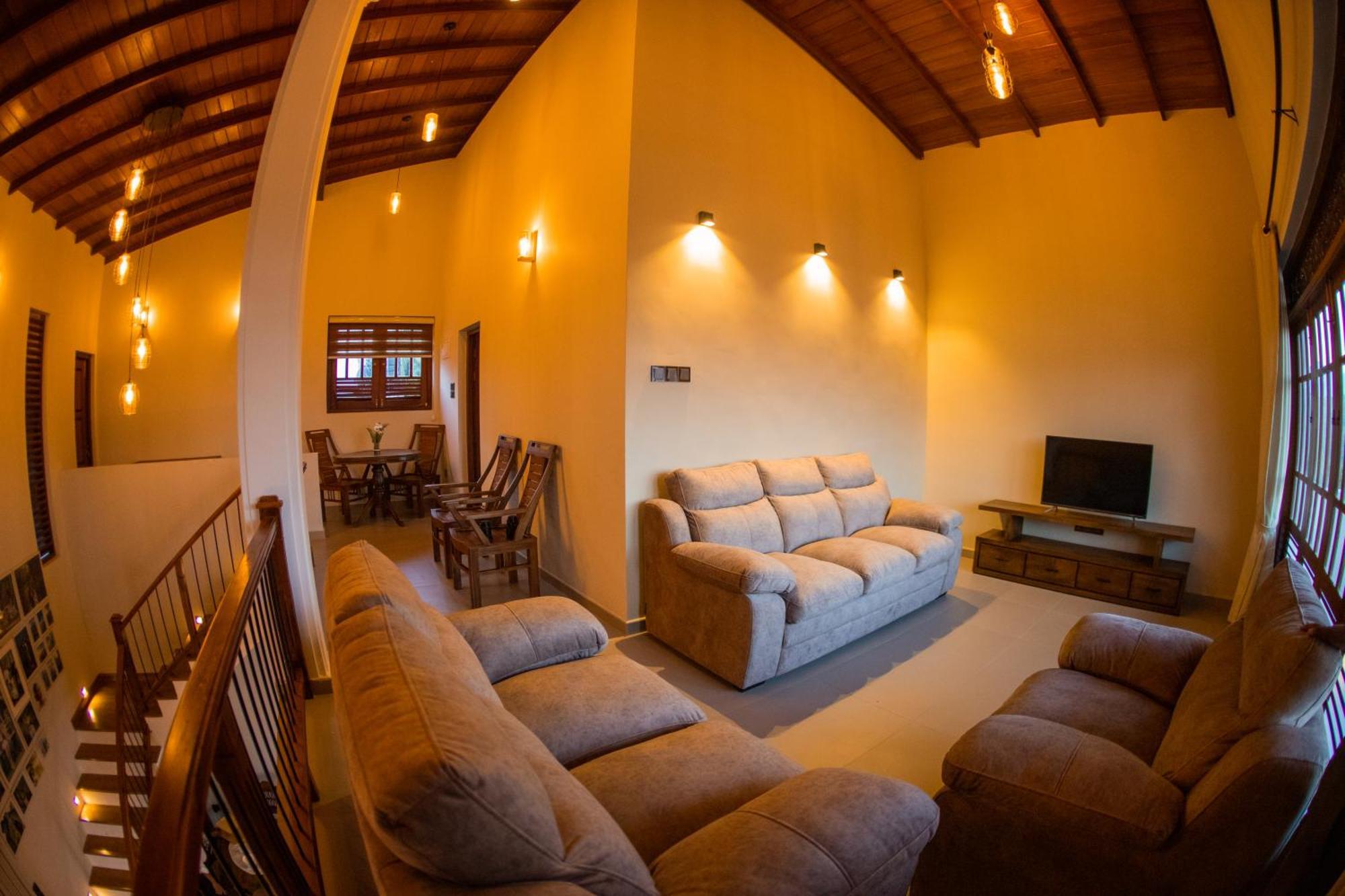Golden Shower Inn Kandy Bagian luar foto