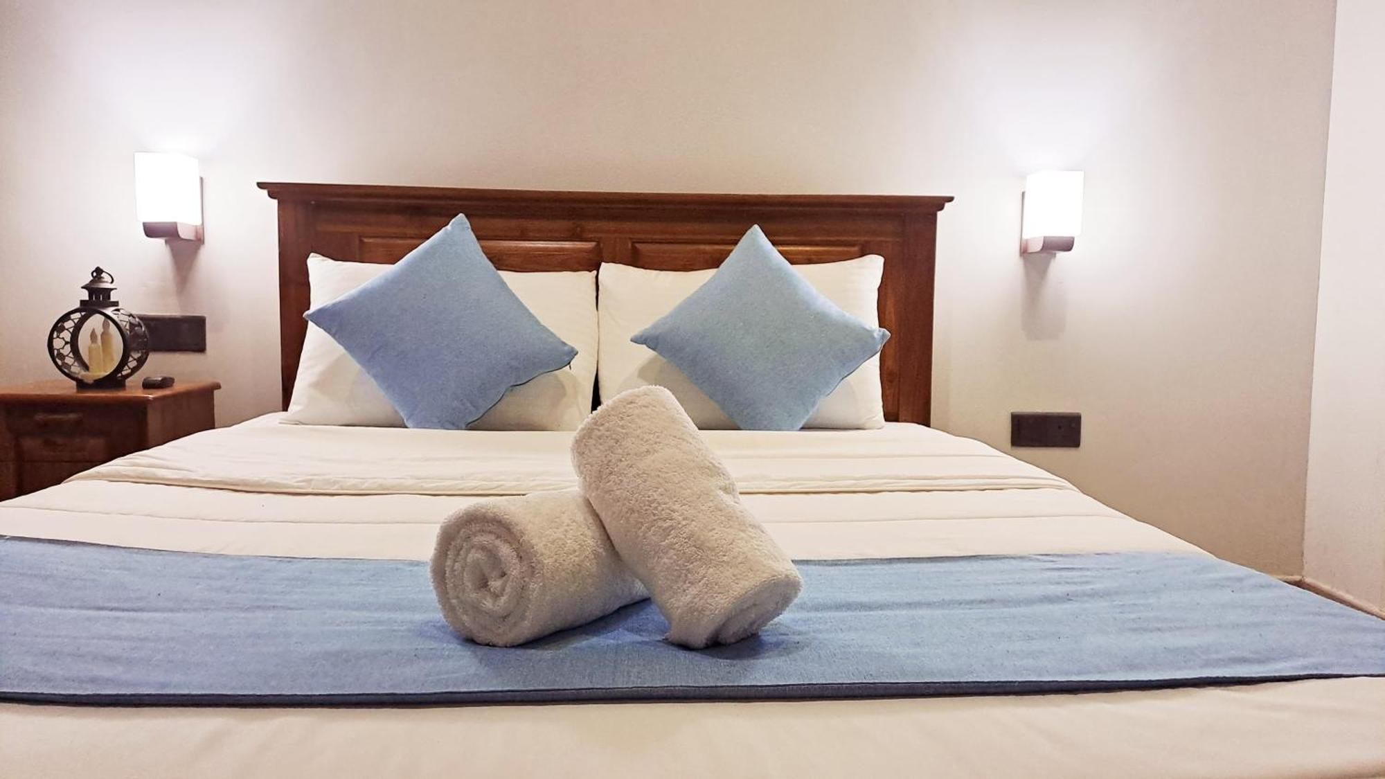 Golden Shower Inn Kandy Bagian luar foto