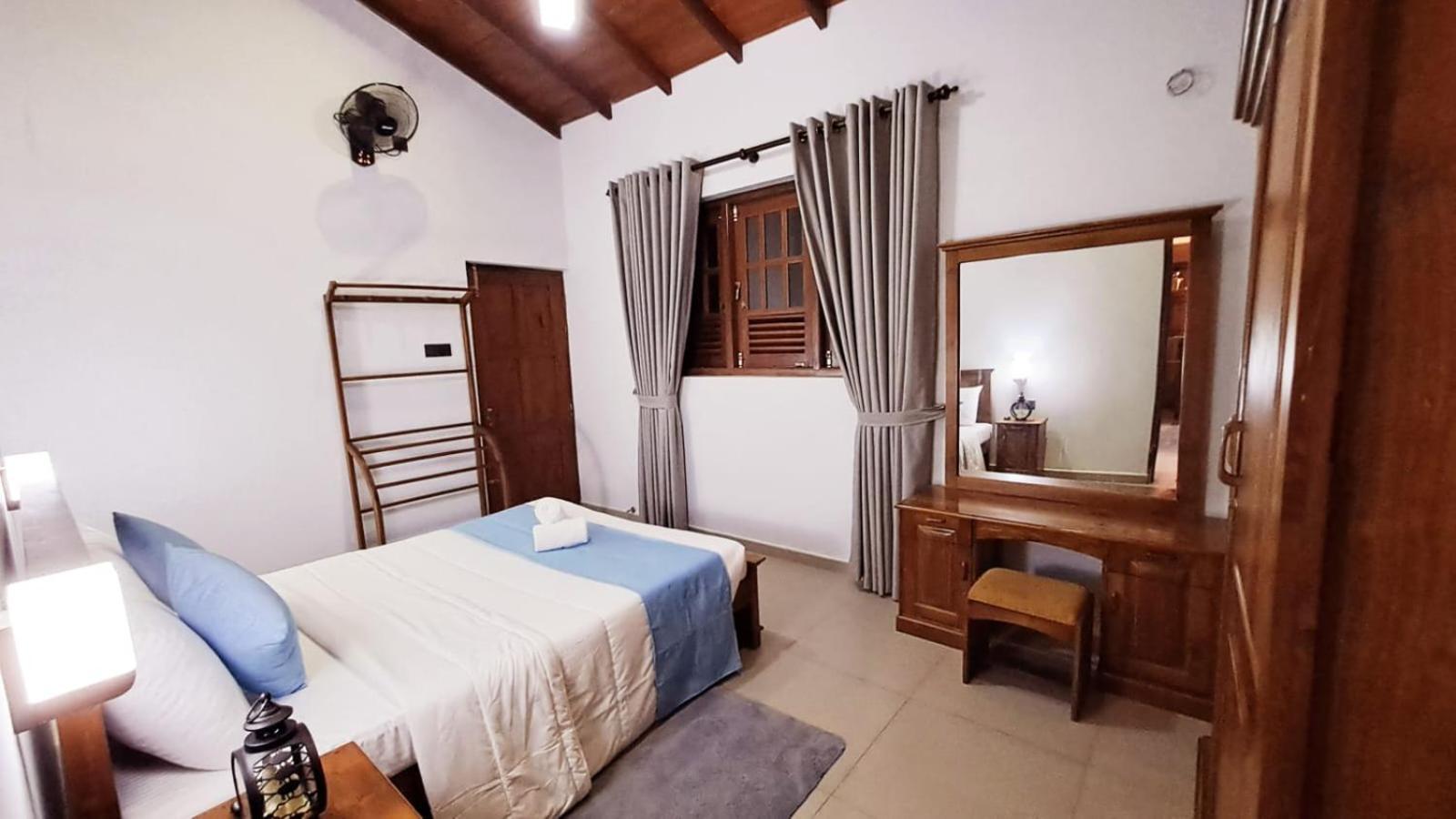 Golden Shower Inn Kandy Bagian luar foto
