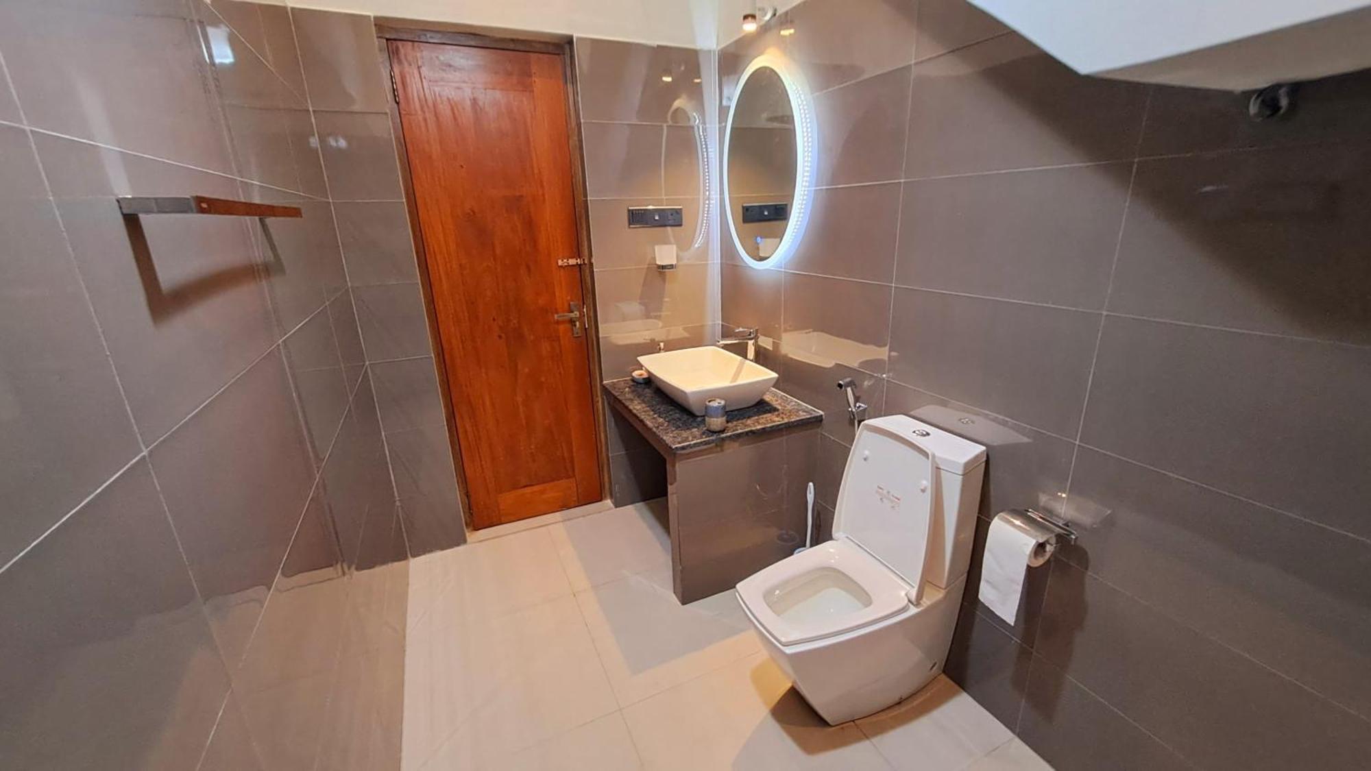 Golden Shower Inn Kandy Bagian luar foto