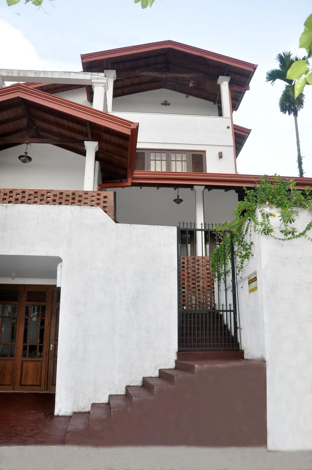 Golden Shower Inn Kandy Bagian luar foto
