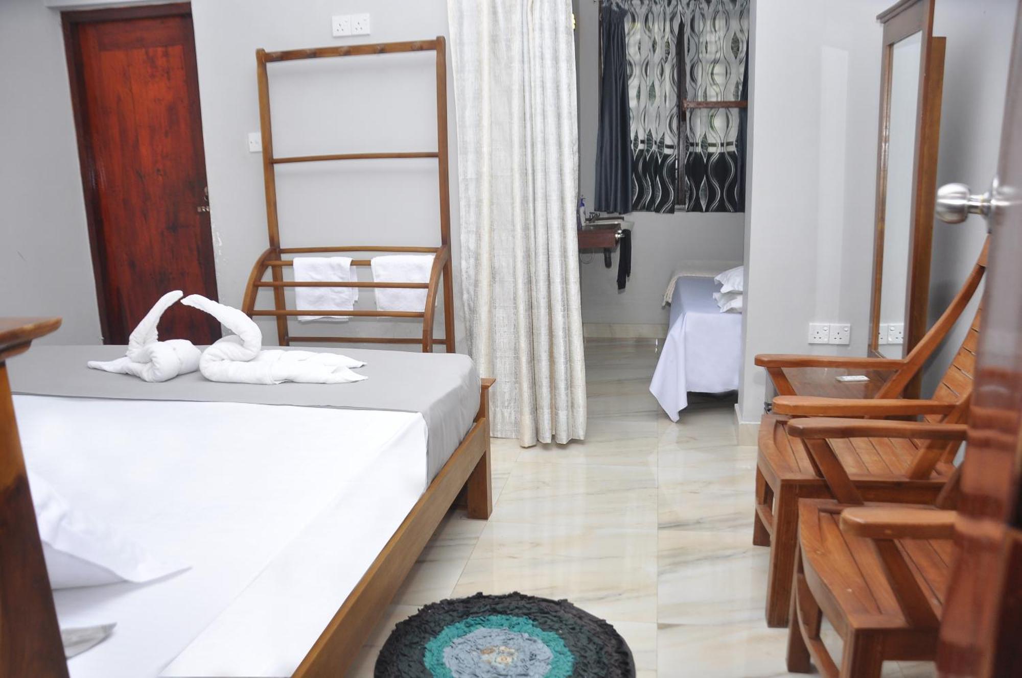 Golden Shower Inn Kandy Bagian luar foto