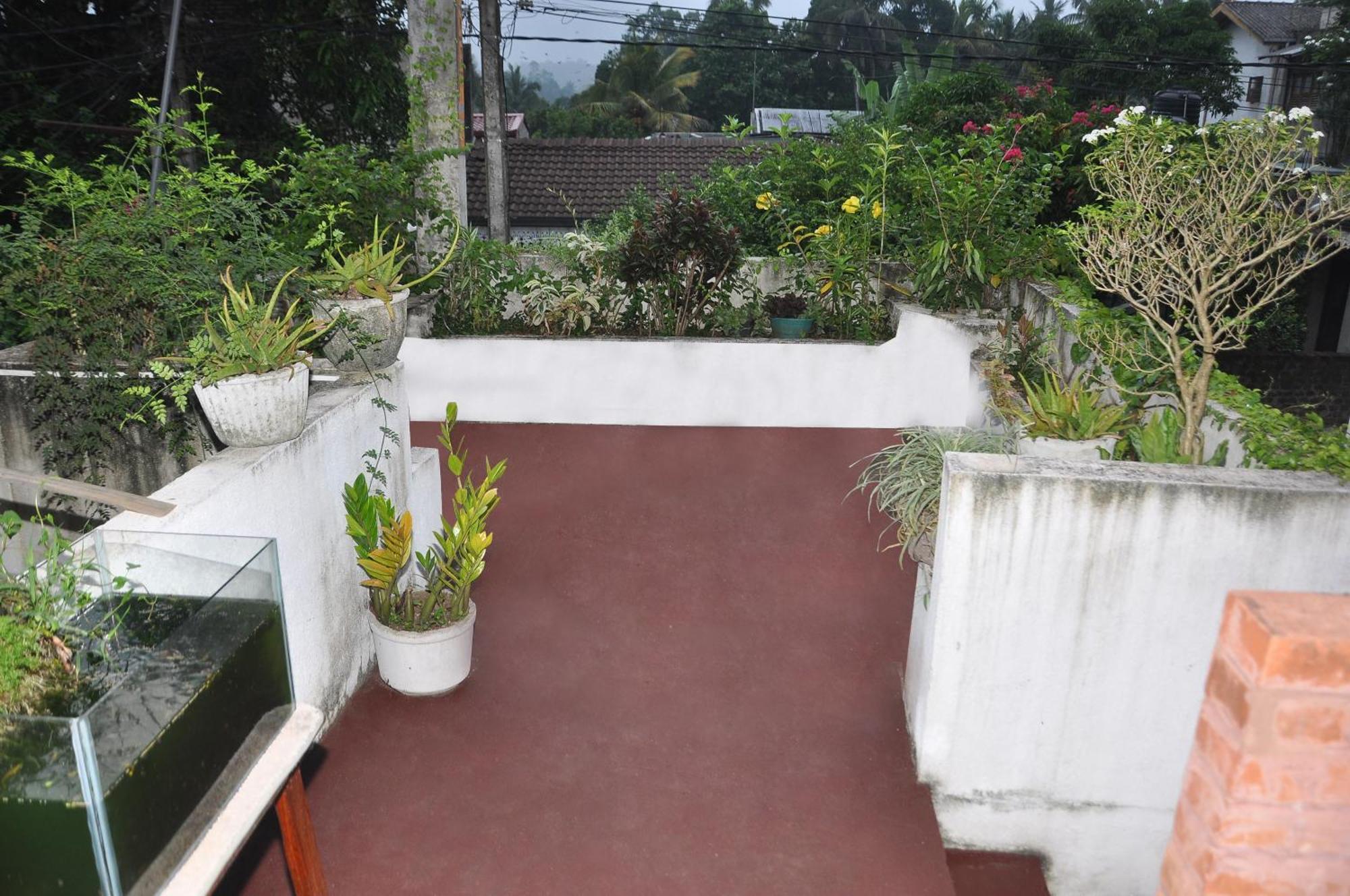 Golden Shower Inn Kandy Bagian luar foto