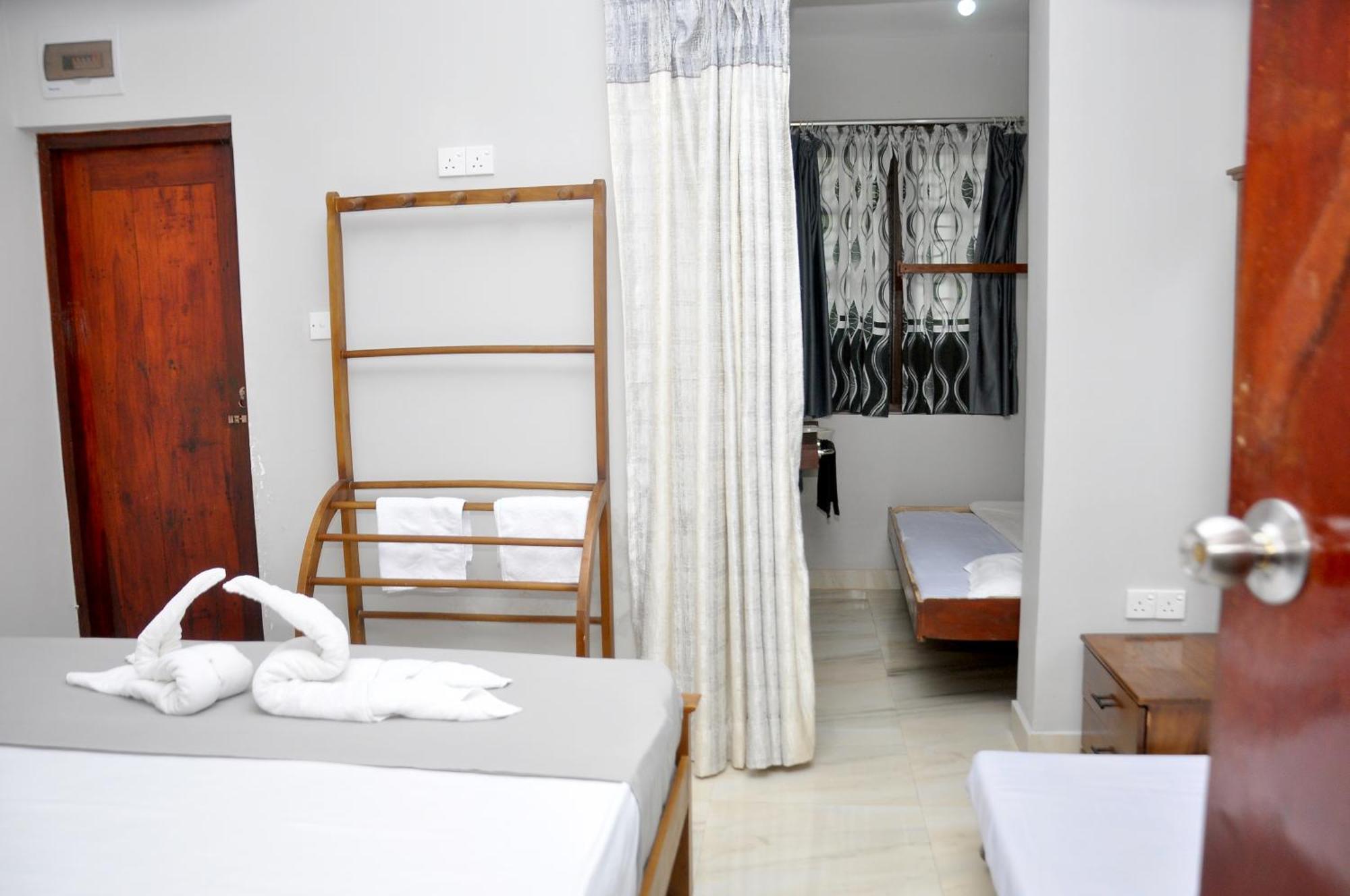 Golden Shower Inn Kandy Bagian luar foto