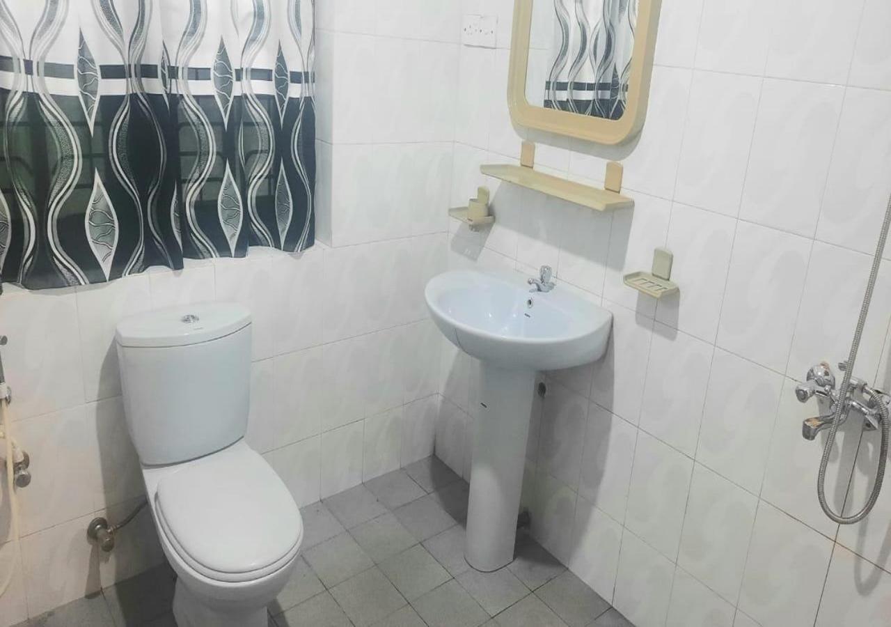 Golden Shower Inn Kandy Bagian luar foto
